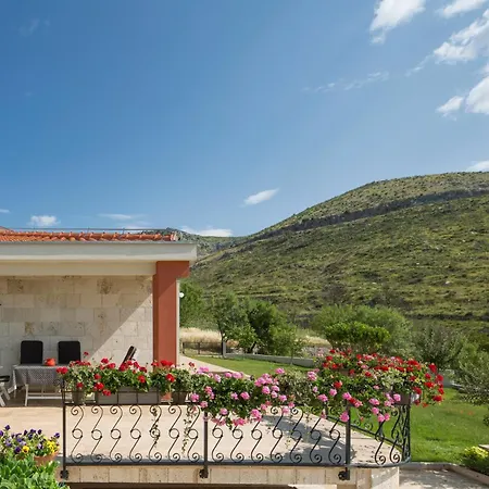 Isolated Five Star Luxury With Private Pool Prgomet