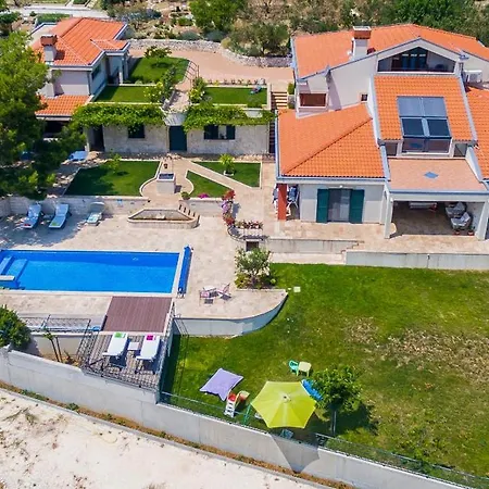 Vakantiehuis Isolated Five Star Luxury With Private Pool